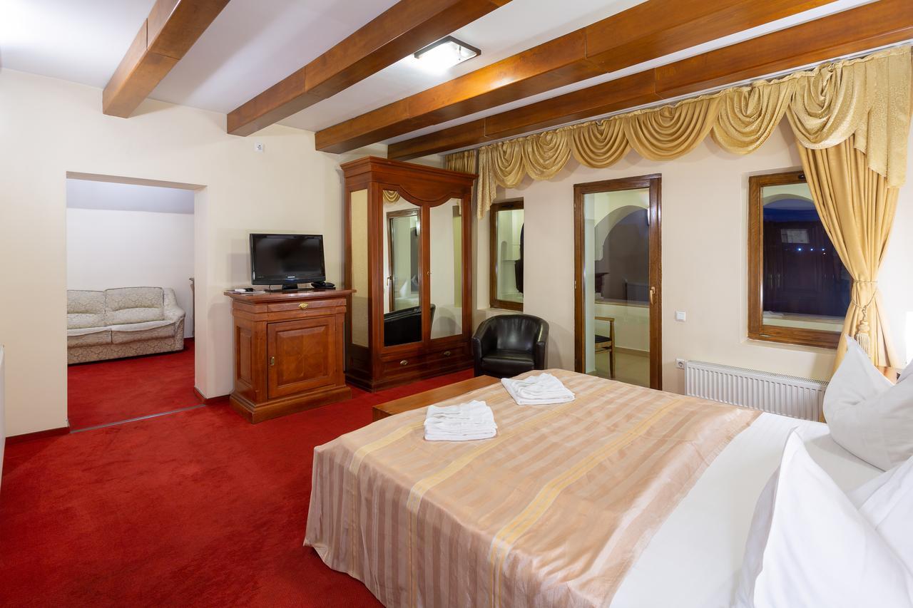 Casa Danielescu Hotel Târgu Jiu Buitenkant foto