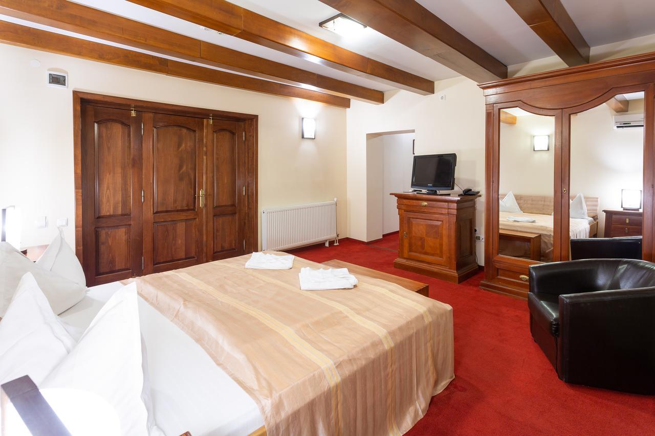 Casa Danielescu Hotel Târgu Jiu Buitenkant foto